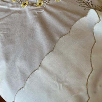 Table covering and 8 napkins