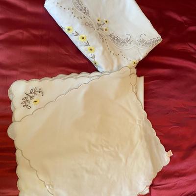 Table covering and 8 napkins