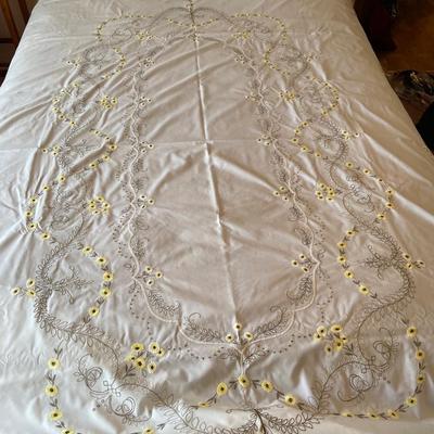 Table covering and 8 napkins