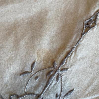 Scalloped edge table covering