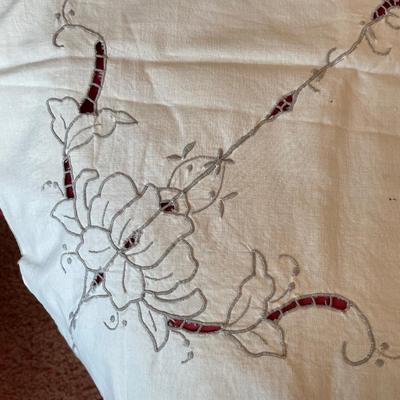 Scalloped edge table covering