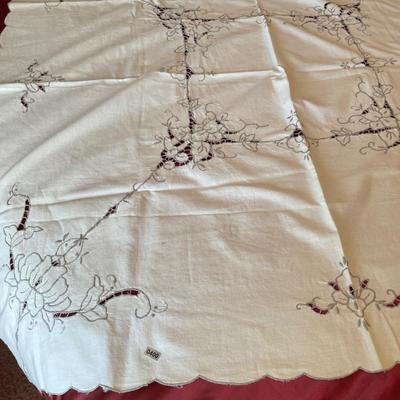 Scalloped edge table covering