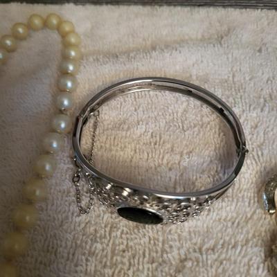 NECKLACES, BRACELET & BROOCHES