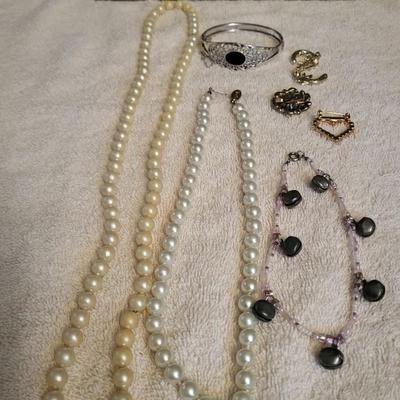 NECKLACES, BRACELET & BROOCHES