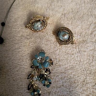 BLACK BEADED NECKLACE, BROOCH, EARRINGS AND NECKLACE