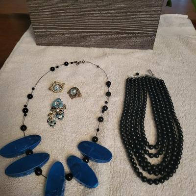 BLACK BEADED NECKLACE, BROOCH, EARRINGS AND NECKLACE
