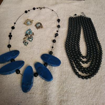 BLACK BEADED NECKLACE, BROOCH, EARRINGS AND NECKLACE