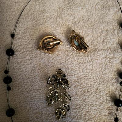 BLACK BEADED NECKLACE, BROOCH, EARRINGS AND NECKLACE