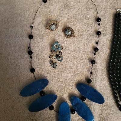 BLACK BEADED NECKLACE, BROOCH, EARRINGS AND NECKLACE