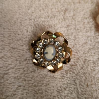 MUSICAL JEWELRY BOX, CAMEO BROOCH AND A FAUX BEADED NECKLACE