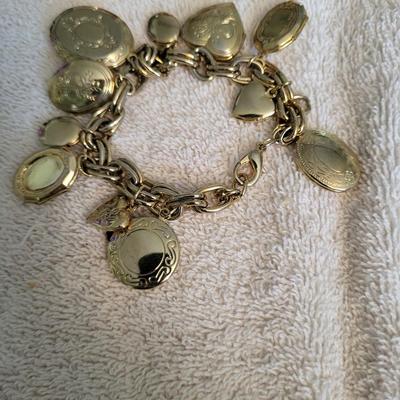 2 VINTAGE NECKLACES, 2 BROOCHES AND A CHARM BRACELET