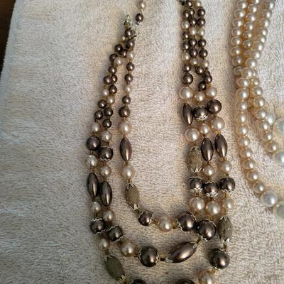 2 VINTAGE NECKLACES, 2 BROOCHES AND A CHARM BRACELET