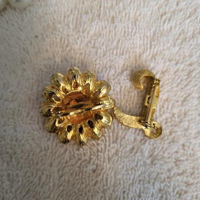 2 VINTAGE NECKLACES, 2 BROOCHES AND A CHARM BRACELET