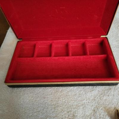 CUFFLINKS, TIE CLASP AND JEWELRY BOX