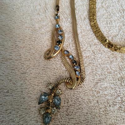 4 VINTAGE NECKLACES