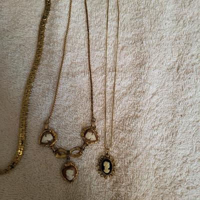 4 VINTAGE NECKLACES