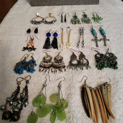 DANGLING PIERCED EARRINGS