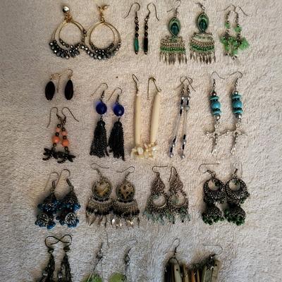 DANGLING PIERCED EARRINGS