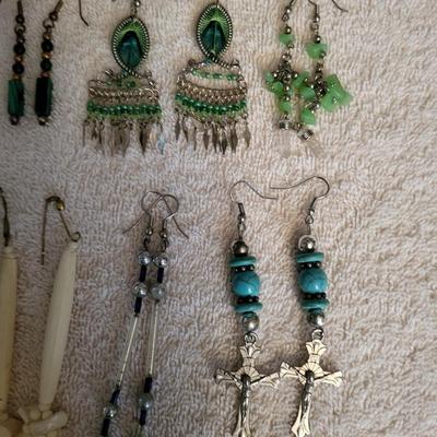 DANGLING PIERCED EARRINGS