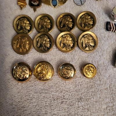 12 BUTTONS, PINS & PENDANTS