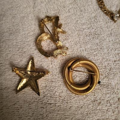 SIGNED VINTAGE JEWELRY