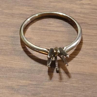 14k White Gold Ring with Missing Diamond or Gemstone