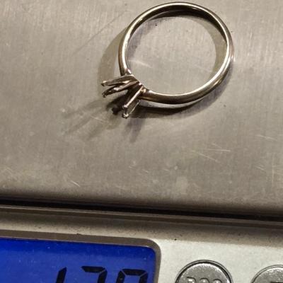 14k White Gold Ring with Missing Diamond or Gemstone