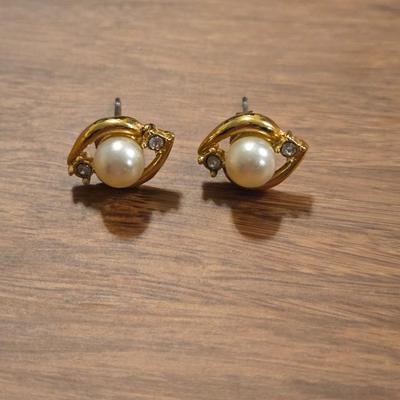 Gold Tone Pearl Pendant Necklace & Earrings