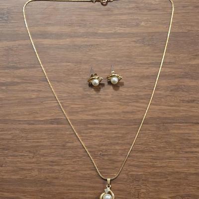 Gold Tone Pearl Pendant Necklace & Earrings