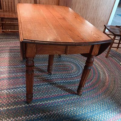 ANTIQUE DINING TABLE W/8 CHAIRS AND 3 LEAVES