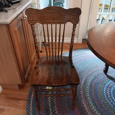 ANTIQUE DINING TABLE W/8 CHAIRS AND 3 LEAVES
