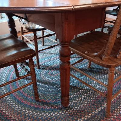 ANTIQUE DINING TABLE W/8 CHAIRS AND 3 LEAVES