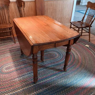 ANTIQUE DINING TABLE W/8 CHAIRS AND 3 LEAVES