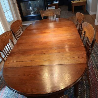 ANTIQUE DINING TABLE W/8 CHAIRS AND 3 LEAVES