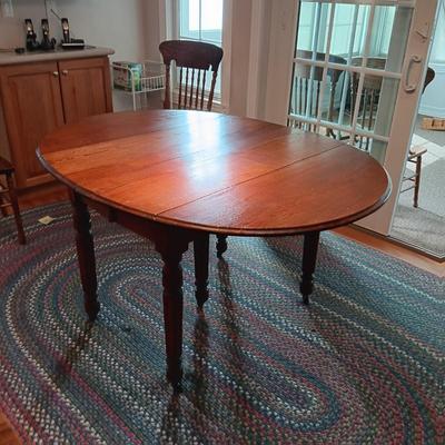 ANTIQUE DINING TABLE W/8 CHAIRS AND 3 LEAVES