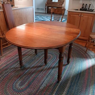 ANTIQUE DINING TABLE W/8 CHAIRS AND 3 LEAVES