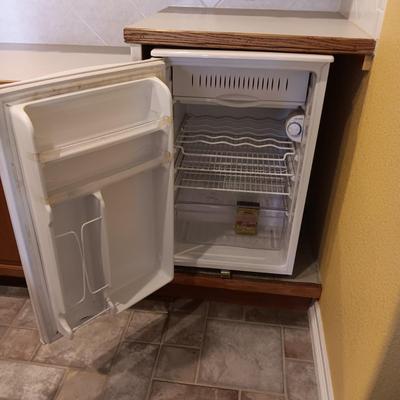 GE BAR SIZE REFRIGERATOR W/SMALL FREEZER