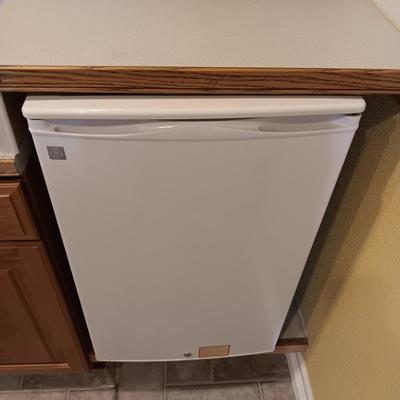 GE BAR SIZE REFRIGERATOR W/SMALL FREEZER