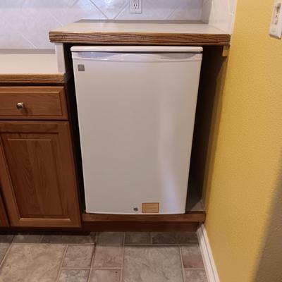 GE BAR SIZE REFRIGERATOR W/SMALL FREEZER