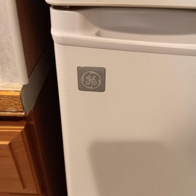 GE BAR SIZE REFRIGERATOR W/SMALL FREEZER