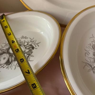 61 Piece Spode Chatham Y.5280 China Dinner Set