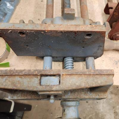 2 Columbian Bench Vises V7CD