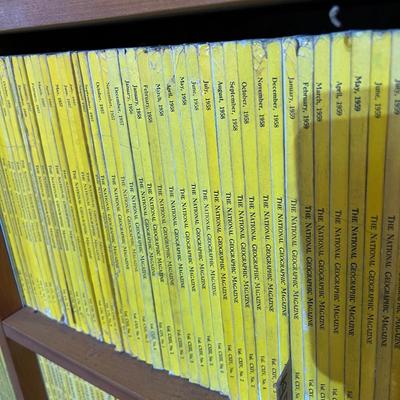 Huge Lot Vintage National Geographic Magazines c.1947-1980