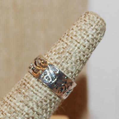 Size 10¼ Marked .925 "Wolf in the Forest" Ring on a Silver Band (5.1g)