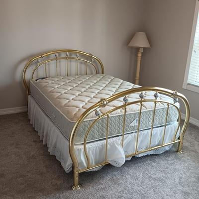 QUEEN SIZE BED WITH CLEAN SERTA MATTRESS