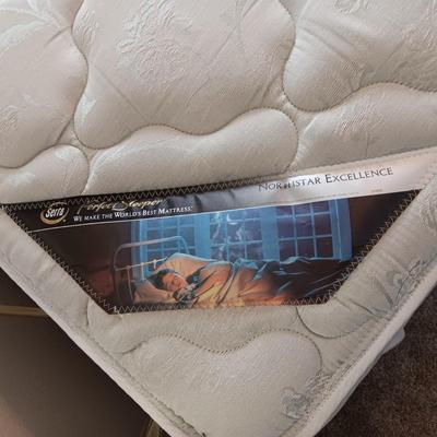QUEEN SIZE BED WITH CLEAN SERTA MATTRESS