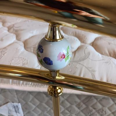 QUEEN SIZE BED WITH CLEAN SERTA MATTRESS