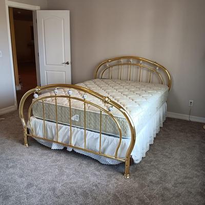 QUEEN SIZE BED WITH CLEAN SERTA MATTRESS