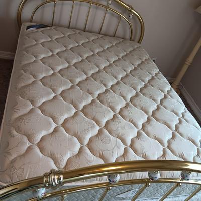 QUEEN SIZE BED WITH CLEAN SERTA MATTRESS