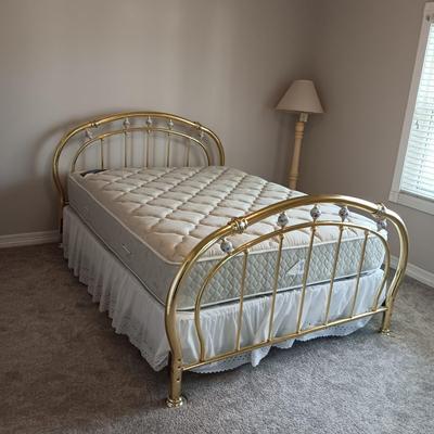 QUEEN SIZE BED WITH CLEAN SERTA MATTRESS